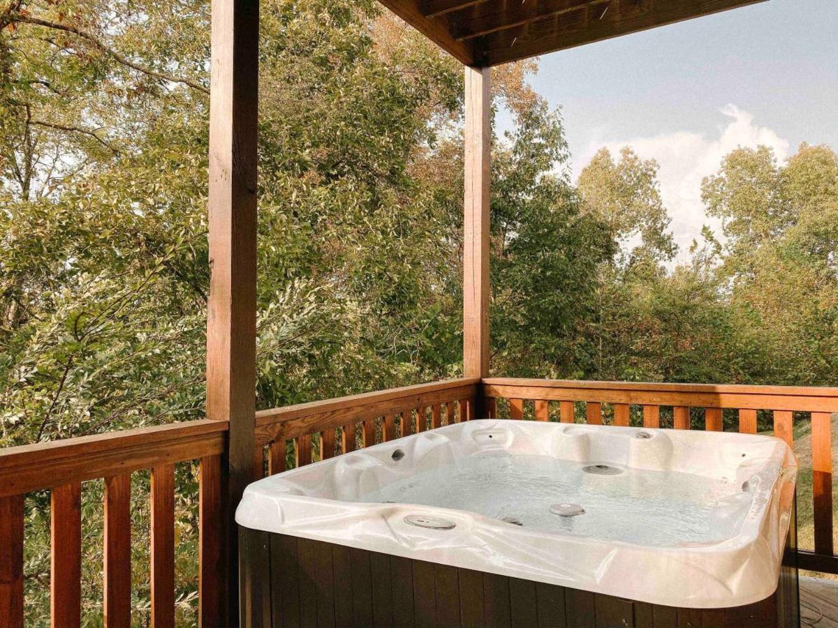 Splash Of Moonshine -Heated Indoor Pool, Hot Tub, Arcade Game Room ピジョンフォージ エクステリア 写真