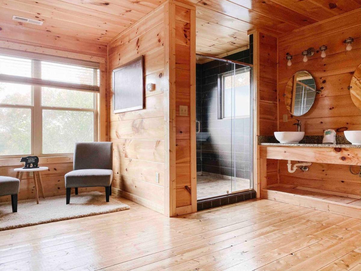 Splash Of Moonshine -Heated Indoor Pool, Hot Tub, Arcade Game Room ピジョンフォージ エクステリア 写真