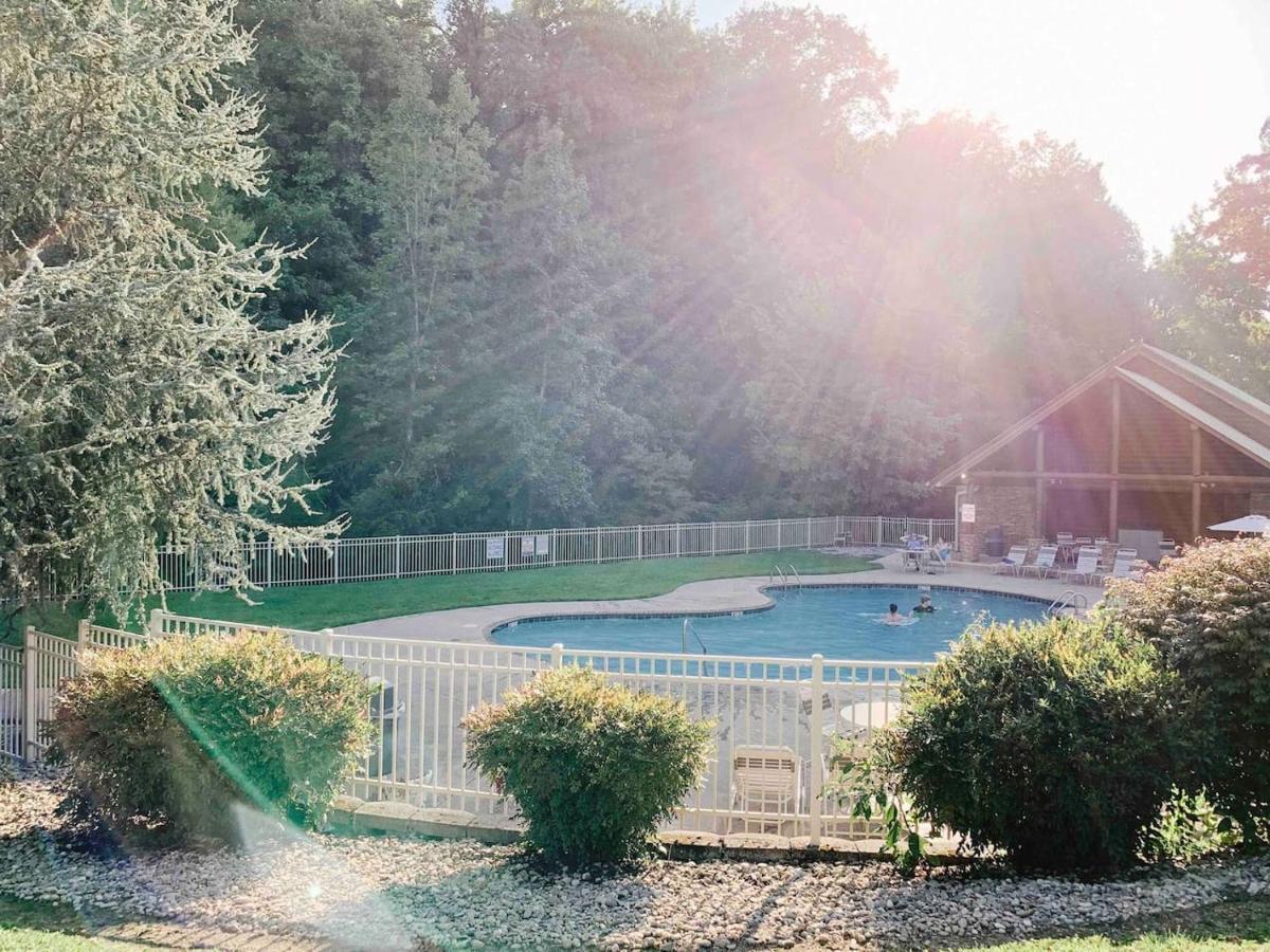 Splash Of Moonshine -Heated Indoor Pool, Hot Tub, Arcade Game Room ピジョンフォージ エクステリア 写真
